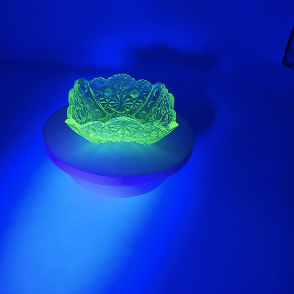 Vintage EAPG Vaseline Glass Daisy And Cross Pattern Trinket Dish Glows - Picture 6 of 8